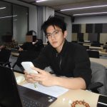 大学拍高考加油片走红 男大生颜值爆表似AI建模