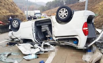 客车严重超载追尾货车 致13死3伤