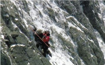 登山遇恶劣天气 男子不幸罹难1人获救