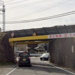 副驾探头出车外撞高架桥 女子遭重击身亡