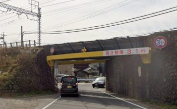 副驾探头出车外撞高架桥 女子遭重击身亡