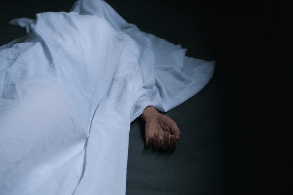 hand-dead-woman-lying-down-600nw