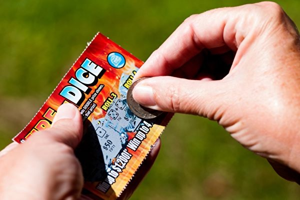 Webster,County,,West,Virginia,,Usa,,Scratching,A,Scratch-off,Lottery,Ticket,