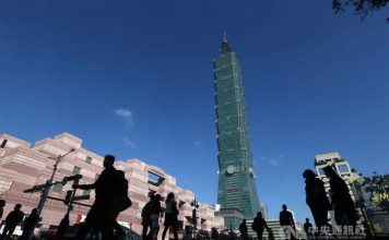 19岁少女5楼跨栏坠亡 母亲商场崩溃认尸痛哭