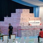 印尼追赃23亿令吉 “钱山”堆满会场画面震撼