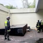废弃LED灯箱突倒塌 工人惨遭砸中头部身亡