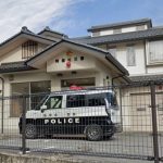 长子报警称母家暴求助 警破门见母子三人陈尸民宅