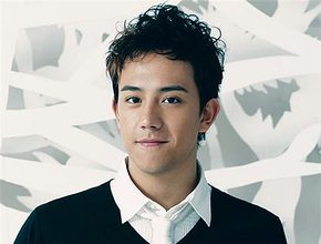 为养4个儿子拼了 男星做苦工瘦一大圈