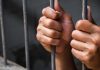 男子讨钱失败失控 猛拍床垫狂吐口水遭判监