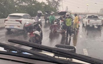冒雨骑车送餐遭雷击 外送员连人带车被击中重伤