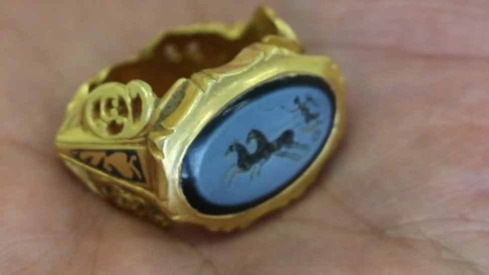 _102781004_ring1