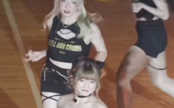 啦啦队女神险走光 跳到一半衣服突然松脱