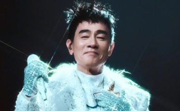 演唱会遭喊退票 陈小春台上崩溃落泪道歉