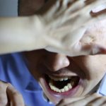 机舱内爆肢体冲突 7旬老翁失控咬人打人