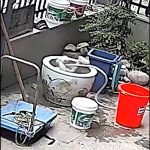 母亲转身瞬间酿险情 男童倒栽水缸溺水20秒