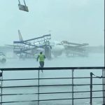 狂风暴风雨肆虐机场 失控梯车连撞毁3客机