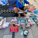 老翁为癌症妻子街头卖花 年轻人带现金排队支持