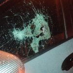 撞见妻子与前男友同车 男子怒砸车窗