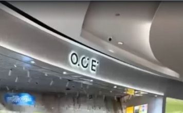 商场突发管道爆裂 黑色液体从天花板涌出