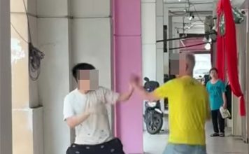 路旁上演“街头霸王” 白发男一度被踢倒再还手