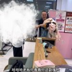 女顾客试穿40件只买7件? 结账一刻店主表情彻底反转