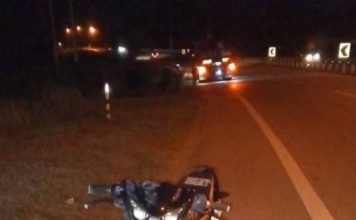 夜间骑行酿悲剧 骑士失控撞护栏抛飞亡