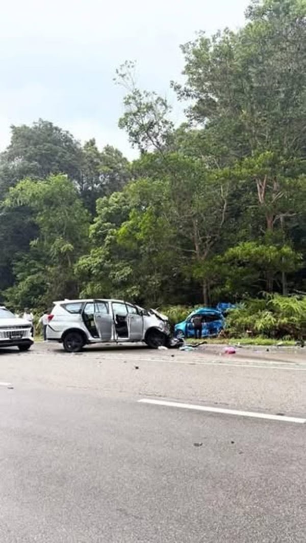 Car-pileup-260601-a4-noresize