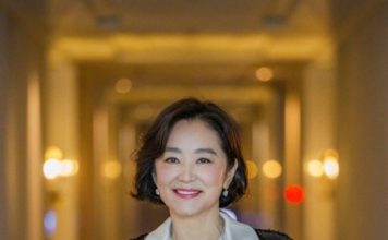 林青霞现身古镇 粉丝疯狂示爱场面失控