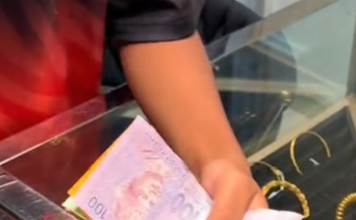 少年存零用钱买金饰 只为妈妈生日送惊喜