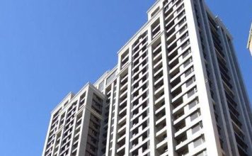 28岁男15楼坠落马路 身体变形当场亡