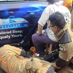 女子未离车遭车子碾脚 卡车轮底下近30分钟