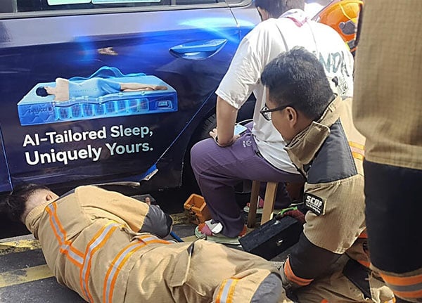 Taxi-running-over-customer-foot