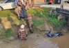 摩哆冲入路旁河道 骑士不幸当场身亡