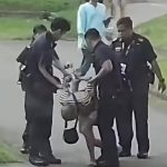 4警押送反铐醉酒老翁离场 全程高声咒骂场面混乱