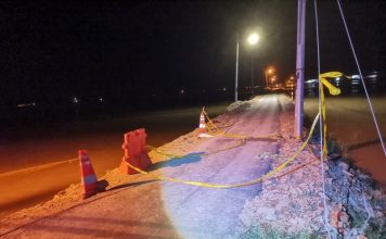疑撞路肩石块失控 快递员当场身亡