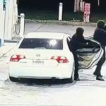 误认目标枪手狂轰70余枪 无辜妇女留车内遭乱枪射死