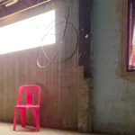 男子屋内玩手机遭雷劈 当场在妻儿眼前倒地亡