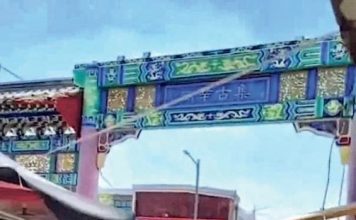 “南辛古集”牌坊突崩塌 人潮密集时砸中酿1死6伤