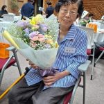 90岁老妇捡废纸存钱 返乡颁奖学金助29学生