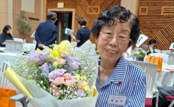 90岁老妇捡废纸存钱 返乡颁奖学金助29学生