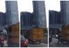 货车侧门大开上路 外卖员果断出手救险