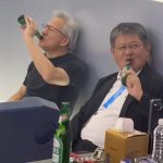 黄仁勋展场“松弛感” 席地而坐喝酒谈合作
