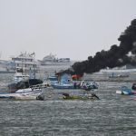 金枪鱼之都港口陷火灾 船只连环爆炸黑烟冲天
