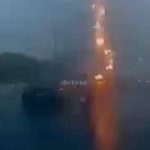 摩托在暴雨中上高架桥 骑士遭雷电击中倒地