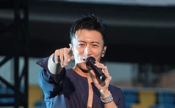 王菲现身机场接谢霆锋 两人互动细节藏不住爱意