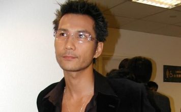刚宣布复出就转行 《百万富翁》主持现身港铁站