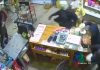 4匪持剑闯杂货店行劫 店员背部被砍受伤