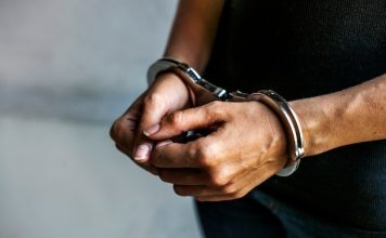 非礼男学生长达一年 华裔老师遭警方逮捕