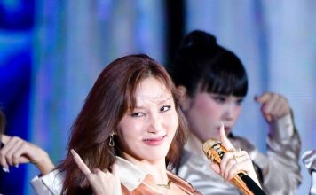 被黄仁勋点名最爱歌手 女偶像当场脸红了
