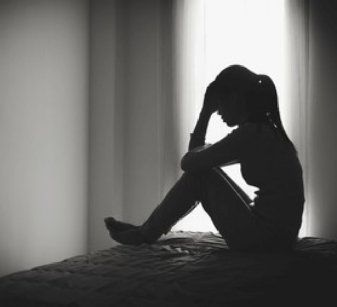 silhouette-depressed-woman-sitti